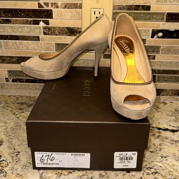 GUCCI NUDE BEIGE SUEDE PUMPS HEELS WITH PLATFORM AND GOLD CHAINS SIZE: 7 IN BOX - Picture 2 of 16